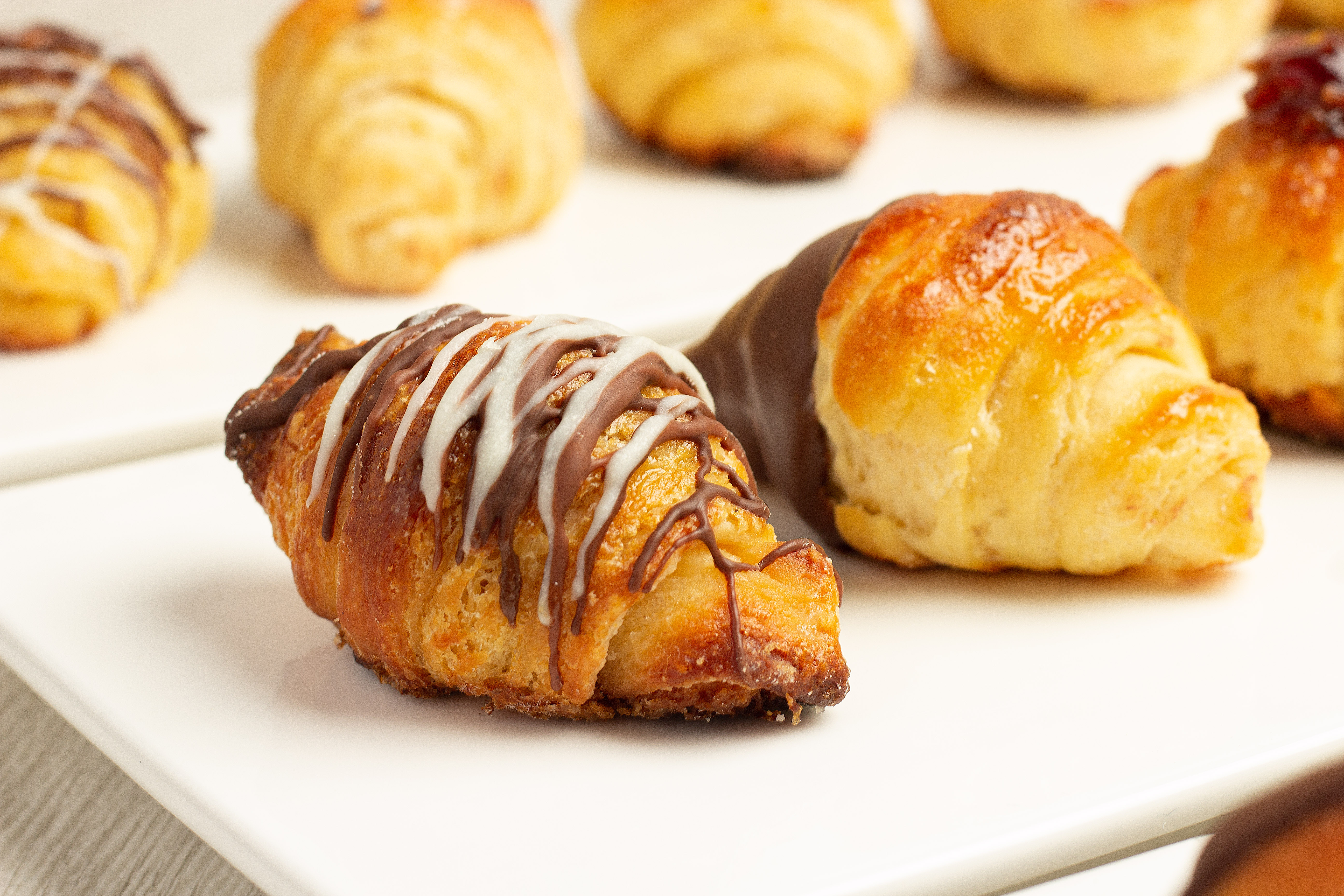 Croissants con chocolates y glaseados
