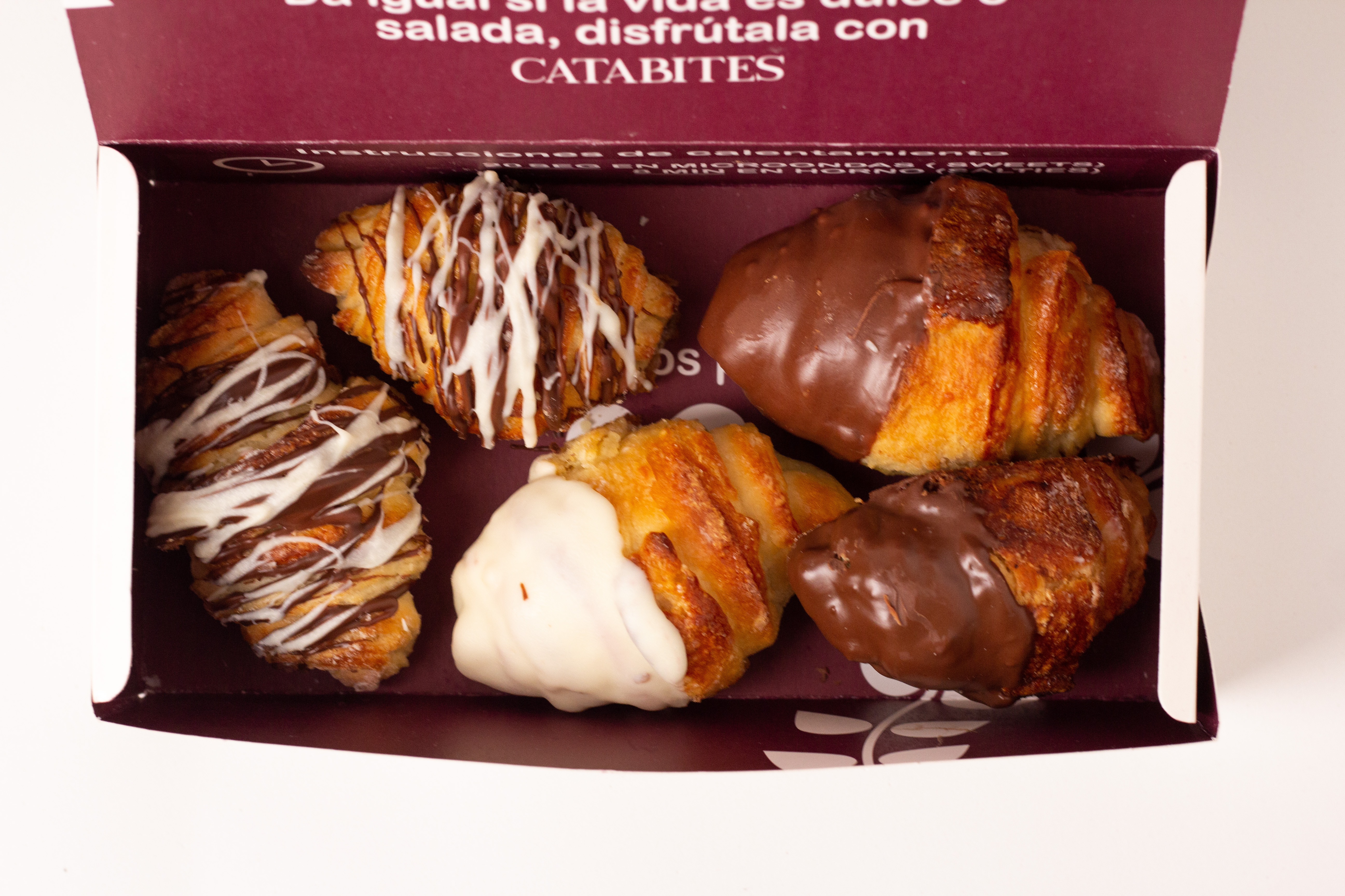 Croissants con drizzle de chocolate